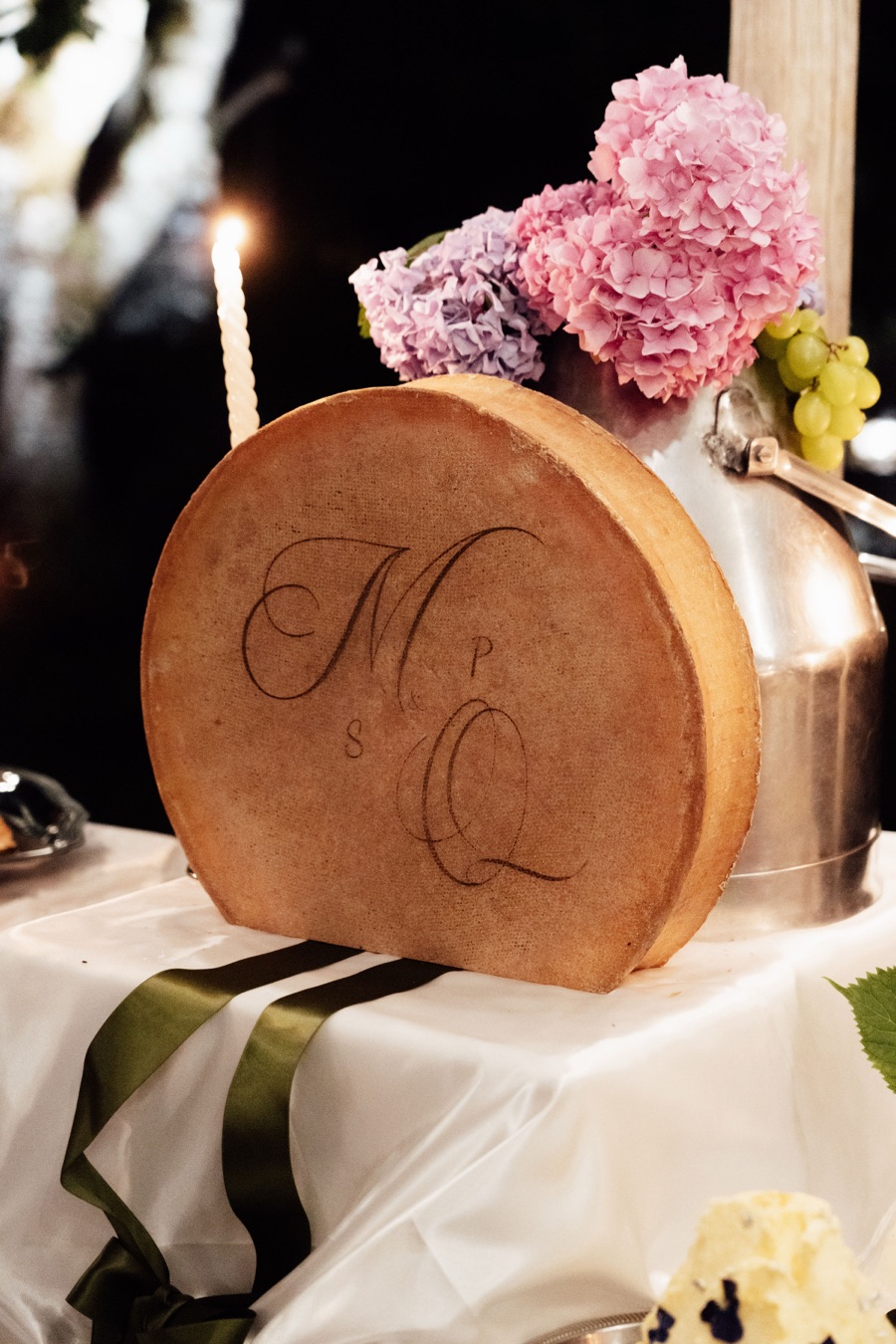 La meule de fromage gravée aux initiales des mariés