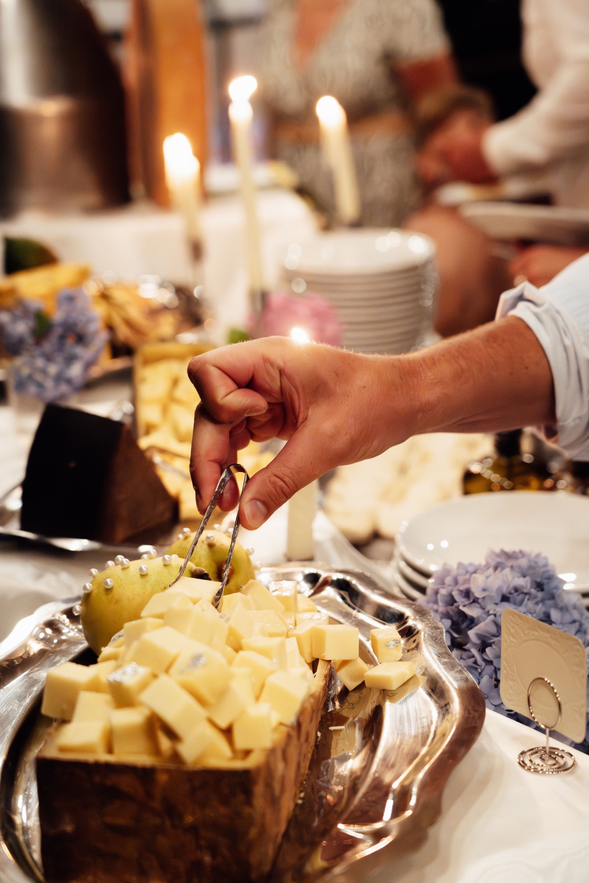 Service à la pince sur un buffet de fromages de mariage Tom & Fleur
